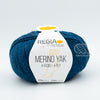 Merino Yak, de Regia Premium, une laine à chaussette qui réalise des bas chauds et doux, faciles à nettoyer.  Le grand classique des amateurs de plein air.  Coloris Yaknachtblau Meliert, un sarcelle ou teal foncé..
