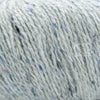 Rowan Felted Tweed, une fibre de calibre DK constituée de laine, alpaga et viscose avec effet tweed. Coloris Alabaster, un gris bleuté très très pâle.