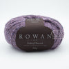 Rowan Felted Tweed, une fibre de calibre DK constituée de laine, alpaga et viscose avec effet tweed.  Coloris Amethyst, qui rappelle la couleur de l'améthyste, un mauve classique.
