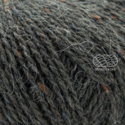 Rowan Felted Tweed, une fibre de calibre DK constituée de laine, alpaga et viscose avec effet tweed. Coloris Ancient, un gris brun classique