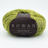 Rowan Felted Tweed, une fibre de calibre DK constituée de laine, alpaga et viscose avec effet tweed. Coloris Avocado, rappelant exactement la chair de l'avocat.