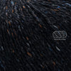 Rowan Felted Tweed, une fibre de calibre DK constituée de laine, alpaga et viscose avec effet tweed. Coloris Black, un noir tweedé.