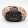 Rowan Felted Tweed, une fibre de calibre DK constituée de laine, alpaga et viscose avec effet tweed. Coloris Camel, rappelant la robe du chameau, donc un brun tan pâle.
