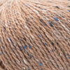 Rowan Felted Tweed, une fibre de calibre DK constituée de laine, alpaga et viscose avec effet tweed. Coloris Camel, rappelant la robe du chameau, donc un brun tan pâle.
