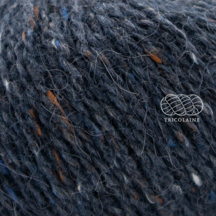 Rowan Felted Tweed, une fibre de calibre DK constituée de laine, alpaga et viscose avec effet tweed. Coloris Carbon, un gris foncé charcoal.