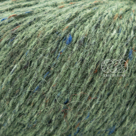 Rowan Felted Tweed, une fibre de calibre DK constituée de laine, alpaga et viscose avec effet tweed.  Coloris Celadon, un vert gris doux.