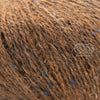 Rowan Felted Tweed, une fibre de calibre DK constituée de laine, alpaga et viscose avec effet tweed. Coloris Cinnamon, un brun jaune rappelant la couleur du bâton de canelle.