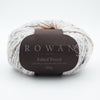 Rowan Felted Tweed, une fibre de calibre DK constituée de laine, alpaga et viscose avec effet tweed. Coloris Clay, un gris greige très pâle.