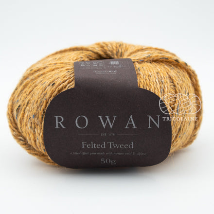 Rowan Felted Tweed, une fibre de calibre DK constituée de laine, alpaga et viscose avec effet tweed. Coloris Cummin, un jaune doré chaud et riche, comme le cumin..