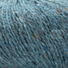 Rowan Felted Tweed, une fibre de calibre DK constituée de laine, alpaga et viscose avec effet tweed.  Coloris Delft, ou rappelant un amande ou un turquoise grisâtre.