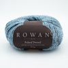 Rowan Felted Tweed, une fibre de calibre DK constituée de laine, alpaga et viscose avec effet tweed.  Coloris Duck Egg, oeuf de canard, un bleu gris pâle..
