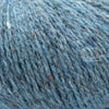 Rowan Felted Tweed, une fibre de calibre DK constituée de laine, alpaga et viscose avec effet tweed.  Coloris Duck Egg, oeuf de canard, un bleu gris pâle..