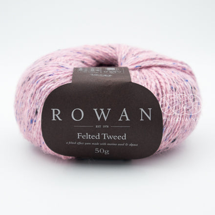 Rowan Felted Tweed, une fibre de calibre DK constituée de laine, alpaga et viscose avec effet tweed. Coloris Frozen, un rose très pâle, très doux.