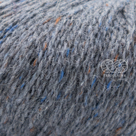 Rowan Felted Tweed, une fibre de calibre DK constituée de laine, alpaga et viscose avec effet tweed.  Coloris Granite, un gris moyen classique.
