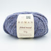Rowan Felted Tweed, une fibre de calibre DK constituée de laine, alpaga et viscose avec effet tweed.  Coloris Iris, un bleu qui tire sur le lavande.
