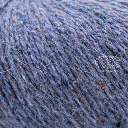 Rowan Felted Tweed, une fibre de calibre DK constituée de laine, alpaga et viscose avec effet tweed.  Coloris Iris, un bleu qui tire sur le lavande.