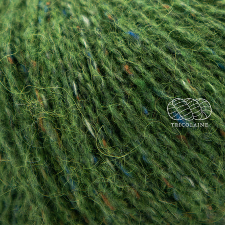 Rowan Felted Tweed, une fibre de calibre DK constituée de laine, alpaga et viscose avec effet tweed. Coloris Lotus Leaf, un vert feuille.