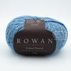 Rowan Felted Tweed, une fibre de calibre DK constituée de laine, alpaga et viscose avec effet tweed.  Coloris Maritime, un bleu denim.