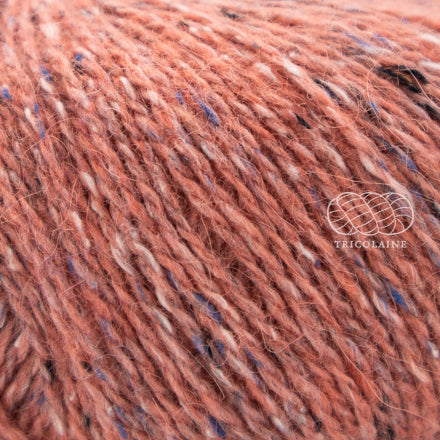 Rowan Felted Tweed, une fibre de calibre DK constituée de laine, alpaga et viscose avec effet tweed. Coloris Peach, un orangé pêche très doux.