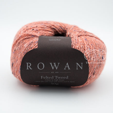 Rowan Felted Tweed, une fibre de calibre DK constituée de laine, alpaga et viscose avec effet tweed. Coloris Peach, un orangé pêche très doux.
