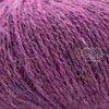 Rowan Felted Tweed, une fibre de calibre DK constituée de laine, alpaga et viscose avec effet tweed. Coloris Peony, un mauve rosé.