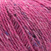 Rowan Felted Tweed, une fibre de calibre DK constituée de laine, alpaga et viscose avec effet tweed. Coloris Pink Bliss, un rose moyen.