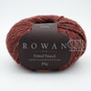 Rowan Felted Tweed, une fibre de calibre DK constituée de laine, alpaga et viscose avec effet tweed. Coloris Red Barn, brun rouge.