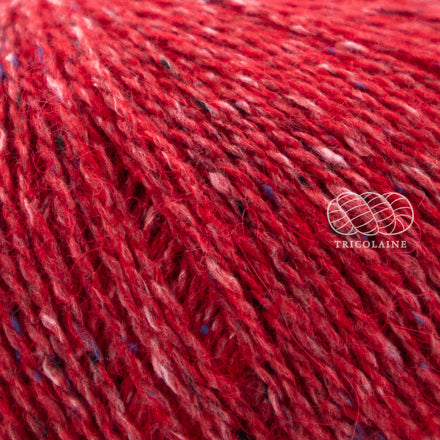 Rowan Felted Tweed, une fibre de calibre DK constituée de laine, alpaga et viscose avec effet tweed. Coloris Scarlet, un rouge qui tire sur l'orangé.