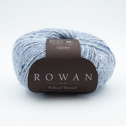 Rowan Felted Tweed, une fibre de calibre DK constituée de laine, alpaga et viscose avec effet tweed.  Coloris Scree, un bleu gris très pâle.