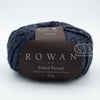 Rowan Felted Tweed, une fibre de calibre DK constituée de laine, alpaga et viscose avec effet tweed.  Coloris Seafarer, un bleu marin très foncé.