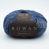 Rowan Felted Tweed, une fibre de calibre DK constituée de laine, alpaga et viscose avec effet tweed.  Coloris Seasalter, un bleu foncé qui rappelle le denim foncé.