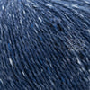 Rowan Felted Tweed, une fibre de calibre DK constituée de laine, alpaga et viscose avec effet tweed.  Coloris Seasalter, un bleu foncé qui rappelle le denim foncé.