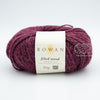 Rowan Felted Tweed, une fibre de calibre DK constituée de laine, alpaga et viscose avec effet tweed. Coloris Tawny, un bordeaux entre brun et rouge vin.