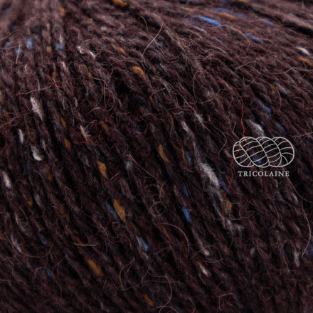 Rowan Felted Tweed, une fibre de calibre DK constituée de laine, alpaga et viscose avec effet tweed. Coloris Treacle, un brun foncé.