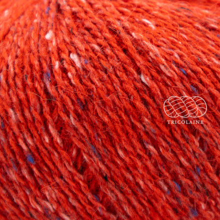 Rowan Felted Tweed, une fibre de calibre DK constituée de laine, alpaga et viscose avec effet tweed. Coloris Zinnia, un orangé vif.